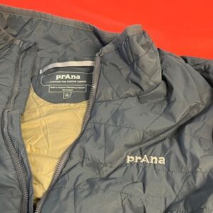 Prana Men's Charcoal Quilted Puffer vest packabke XL with logo